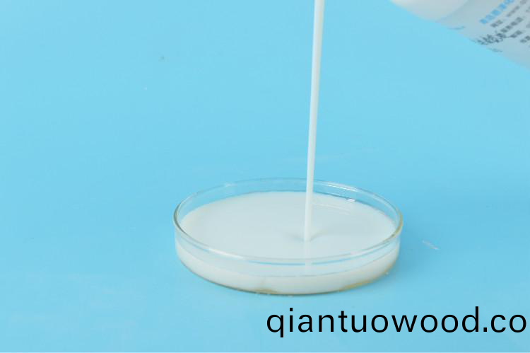 加了消泡劑的水性漆，泡(pao)沫快速消失不畱痕