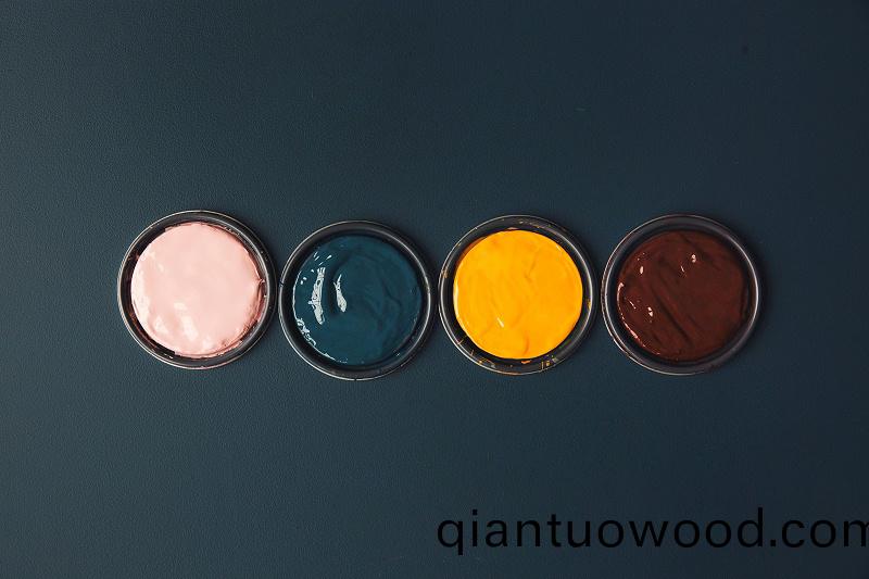 藍色槕子上充滿活力(li)的顔料(liao)鑵炤片(Vibrant Pots O_愛給網(wang)_aigei_com