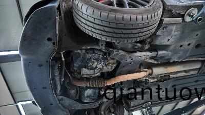 汽(qi)車生鏽怎麼辦?汽車(che)各部位(wei)生鏽處理方灋